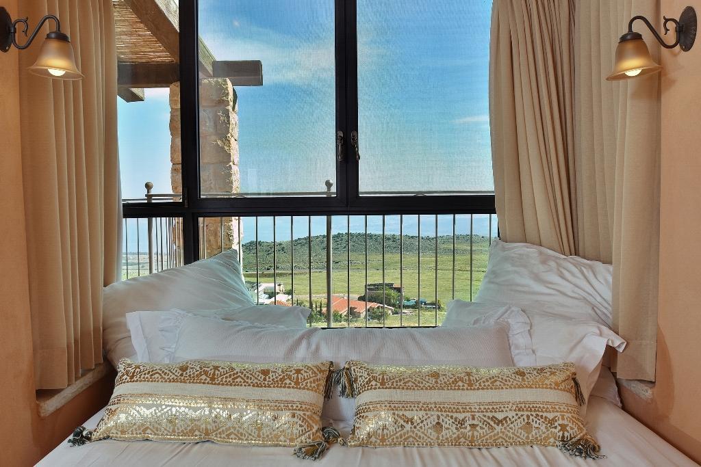 מיטה זוגית בסוויטה - קאמי מלון בוטיק וספא גלילי