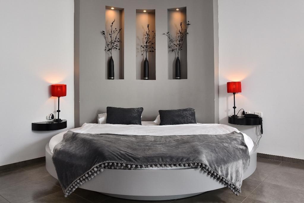 מיטה זוגית בסוויטה - קאמי מלון בוטיק וספא גלילי