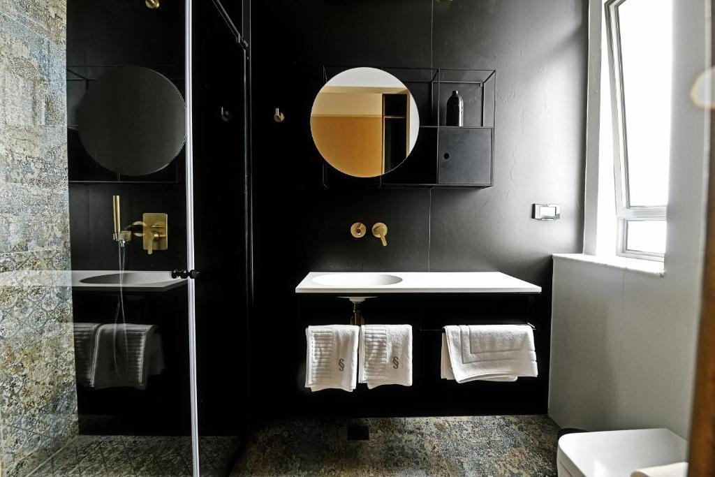 מקלחת בחדר לינה במלון - ספא במלון הבוטיק אסמבלאז תל אביב