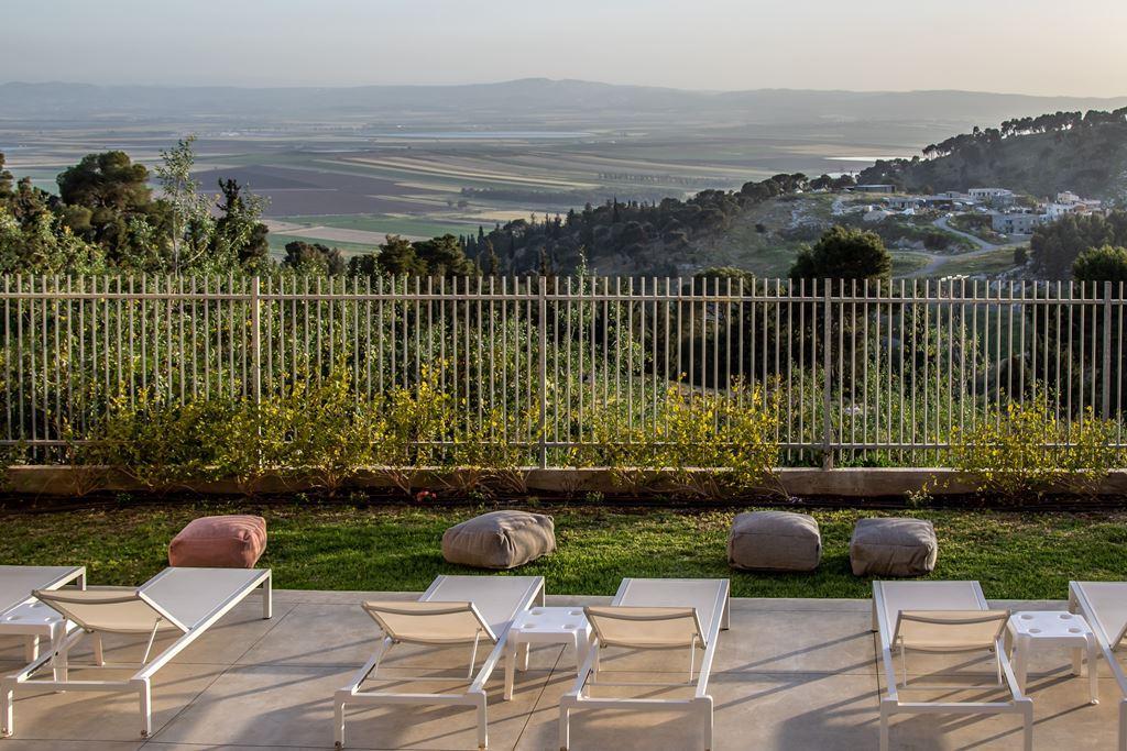  מיטות שיזוף מול נוף להר - ספא גולדן קראון נצרת