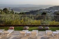  מיטות שיזוף מול נוף להר - ספא גולדן קראון נצרת