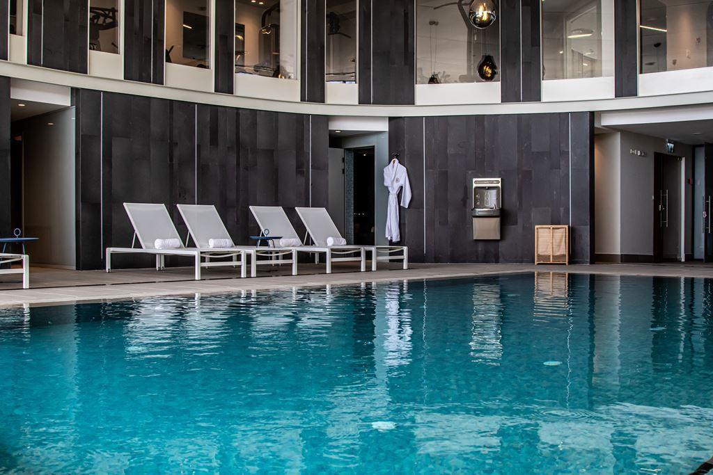   בריכת שחייה פנימית - ספא גולדן קראון נצרת