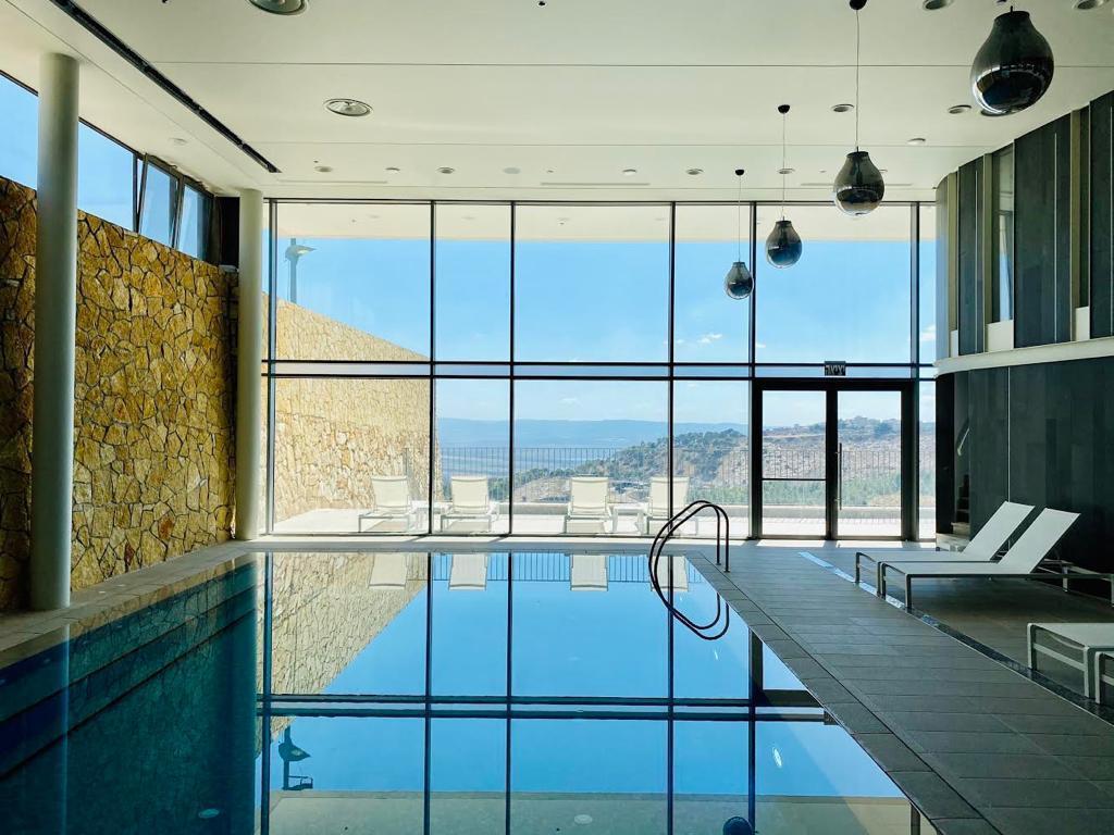   בריכת שחייה פנימית - ספא גולדן קראון נצרת