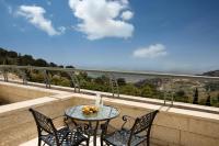   פינת ישיבה במרפסת עם נוף - ספא גולדן קראון נצרת