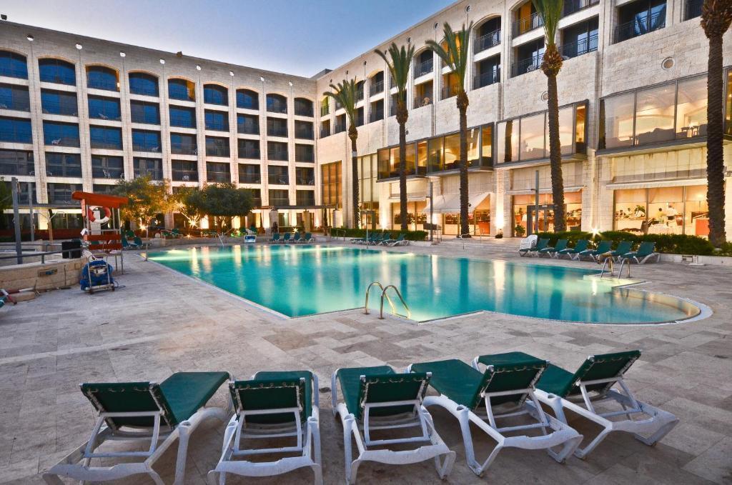  מיטות שיזוף לצד הבריכה - ספא גולדן קראון נצרת