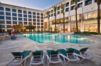  מיטות שיזוף לצד הבריכה - ספא גולדן קראון נצרת