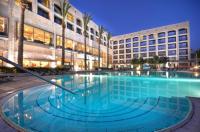  בריכה חיצונית וחזית המלון - ספא גולדן קראון נצרת