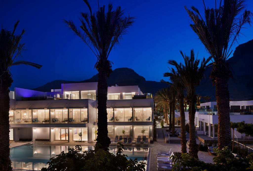 חזית המלון והבריכה בלילה - ספא במלון מילוס ים המלח