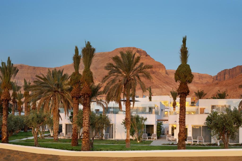 חזית המלון עם נוף מדברי - ספא במלון מילוס ים המלח