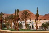 חזית המלון עם נוף מדברי - ספא במלון מילוס ים המלח