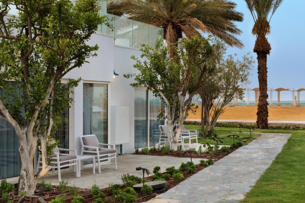 מתחם חיצוני בין חדרי המלון - ספא במלון מילוס ים המלח