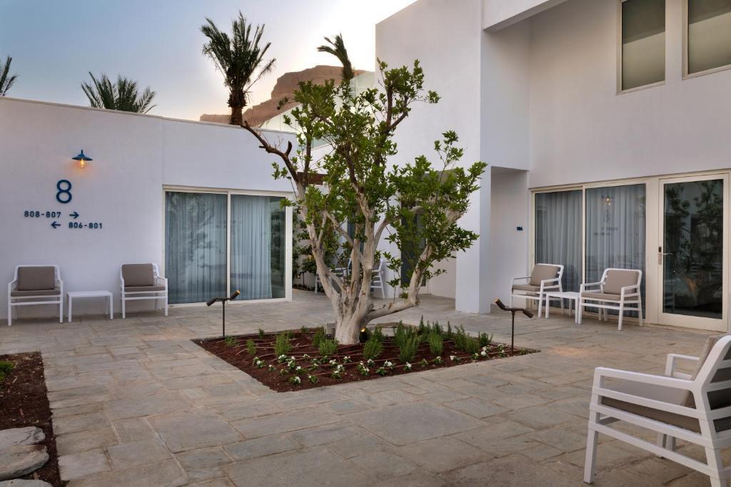 מתחם חיצוני בין חדרי המלון - ספא במלון מילוס ים המלח