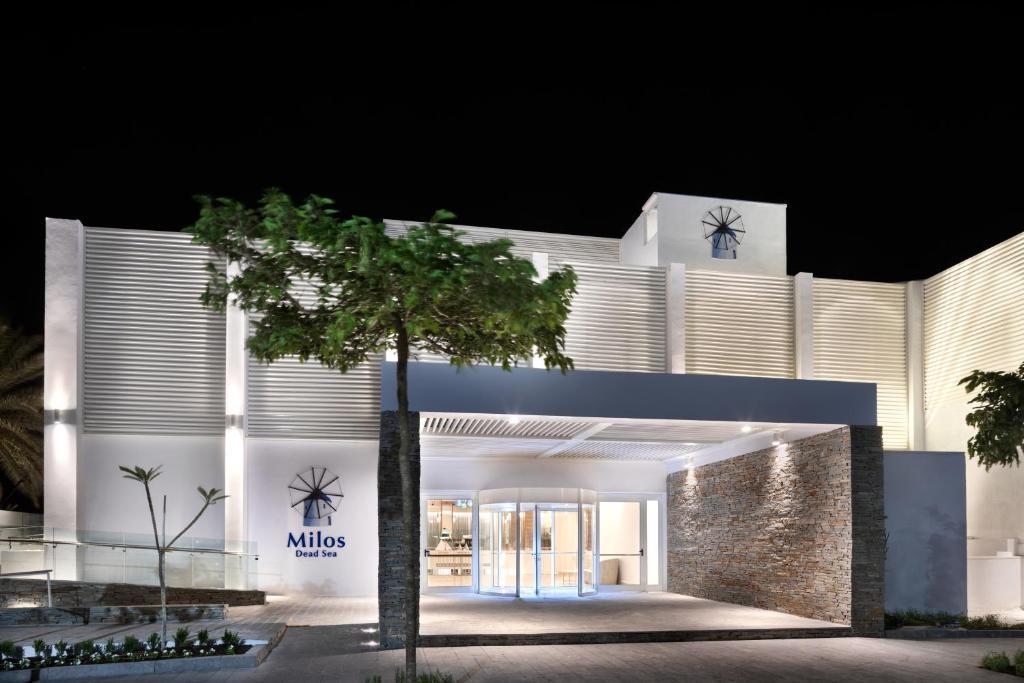 חזית המלון בלילה - ספא במלון מילוס ים המלח