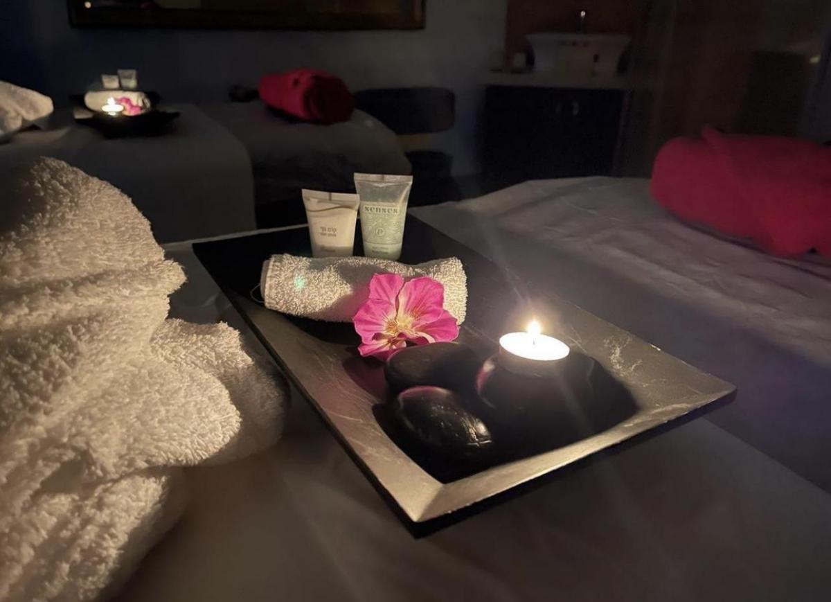   מיטות טיפולים עם נרות מגבות וקרמים - ספא קרלטון סיטי נהריה