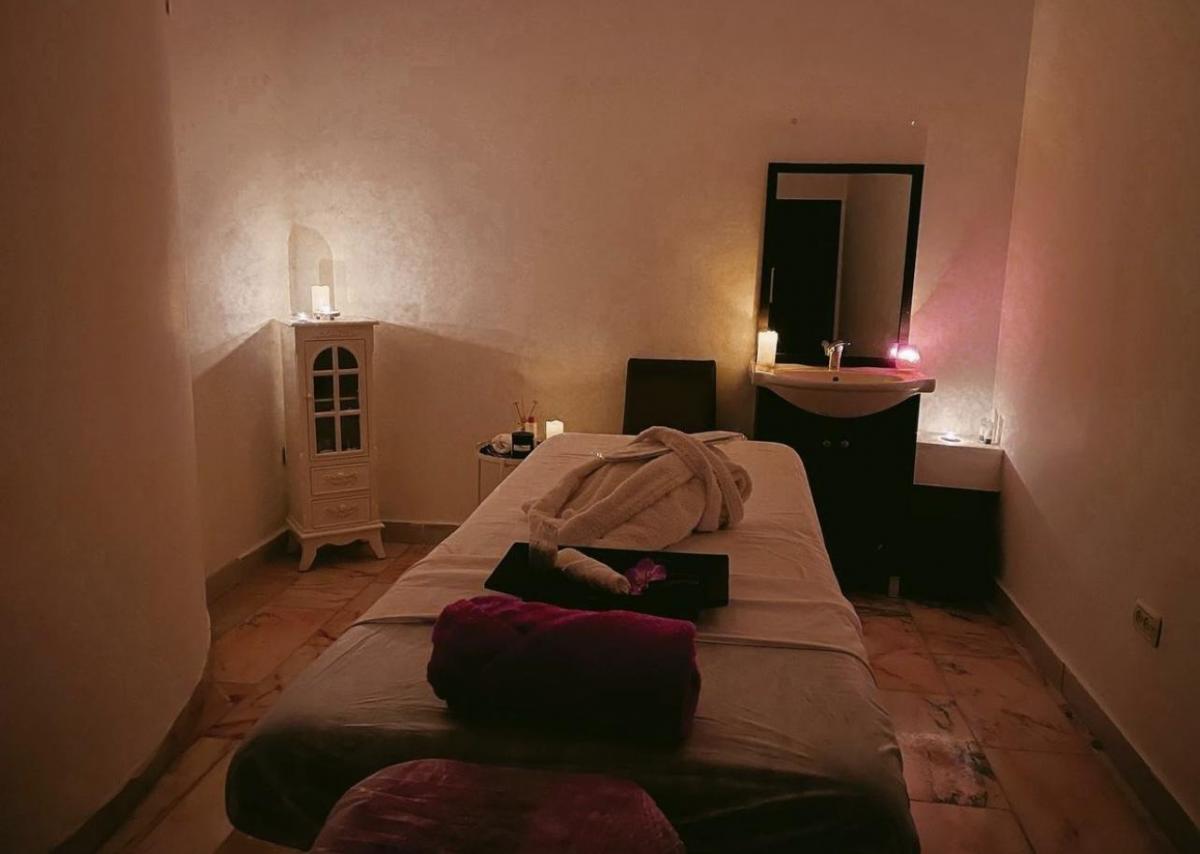   מיטת טיפולים עם חלוק וקישוטים - ספא קרלטון סיטי נהריה