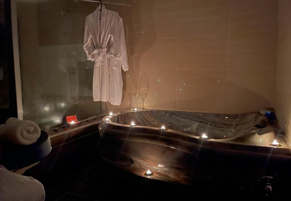   גקוזי ולחלוק בחדר - ספא קרלטון סיטי נהריה