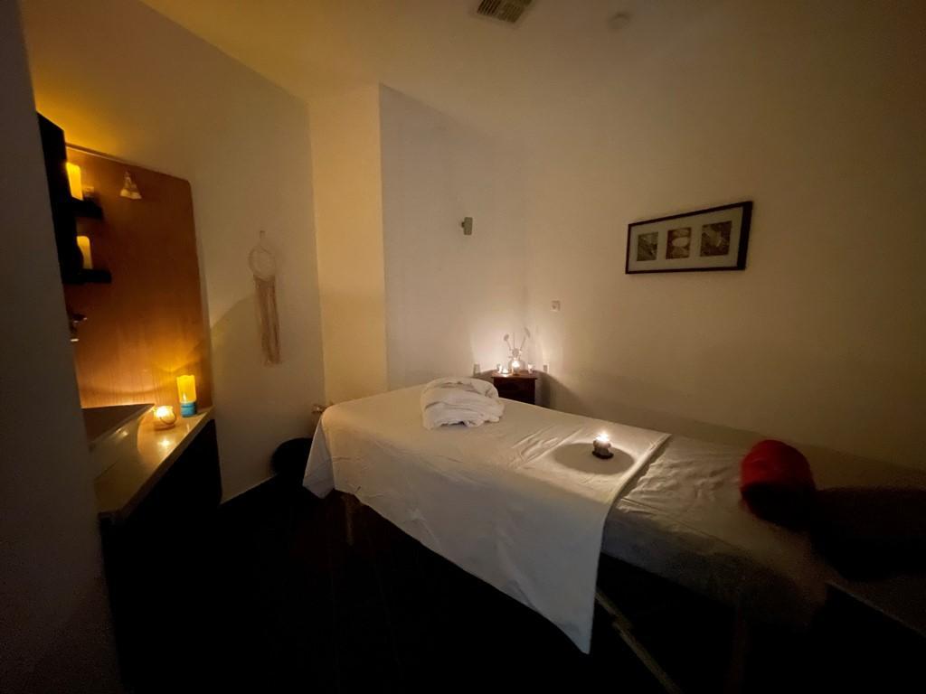   מיטת טיפולים עם נר וחלוק - ספא קרלטון סיטי נהריה