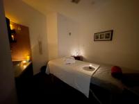   מיטת טיפולים עם נר וחלוק - ספא קרלטון סיטי נהריה