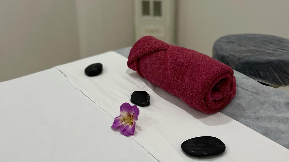   מיטת טיפולים עם מגבת וקישוטים - ספא קרלטון סיטי נהריה