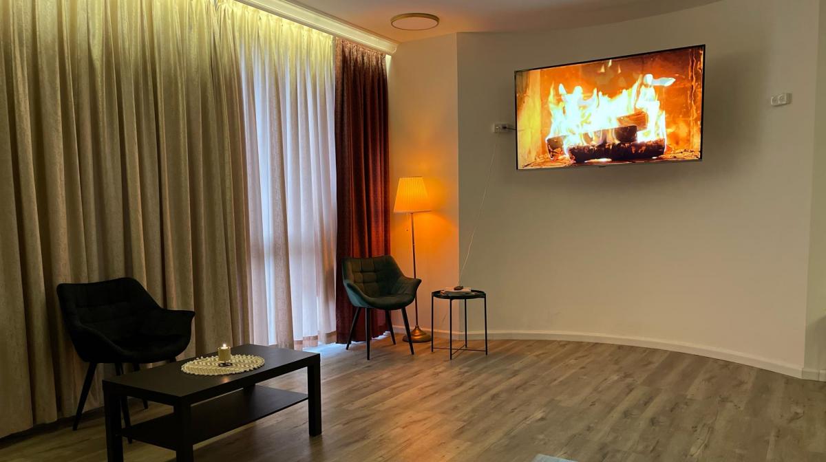   פינת ישיבה עם טלוויזיה במתחם הספא - ספא קרלטון סיטי נהריה