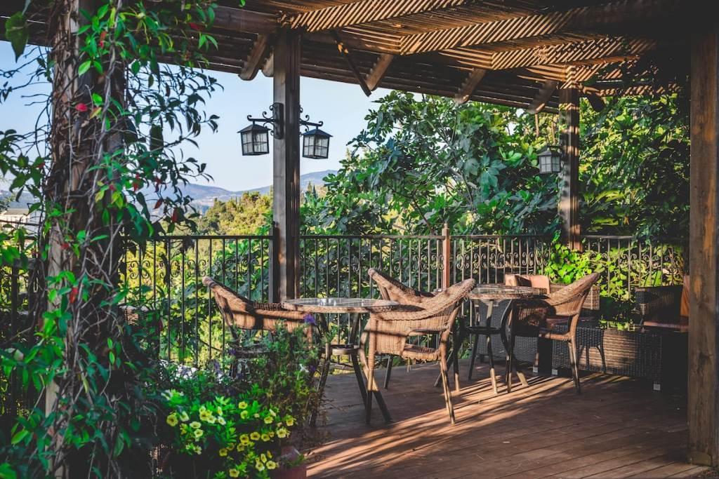 פינות ישיבה בחצר - ספא אחוזת אסיינדה מעלות תרשיחא