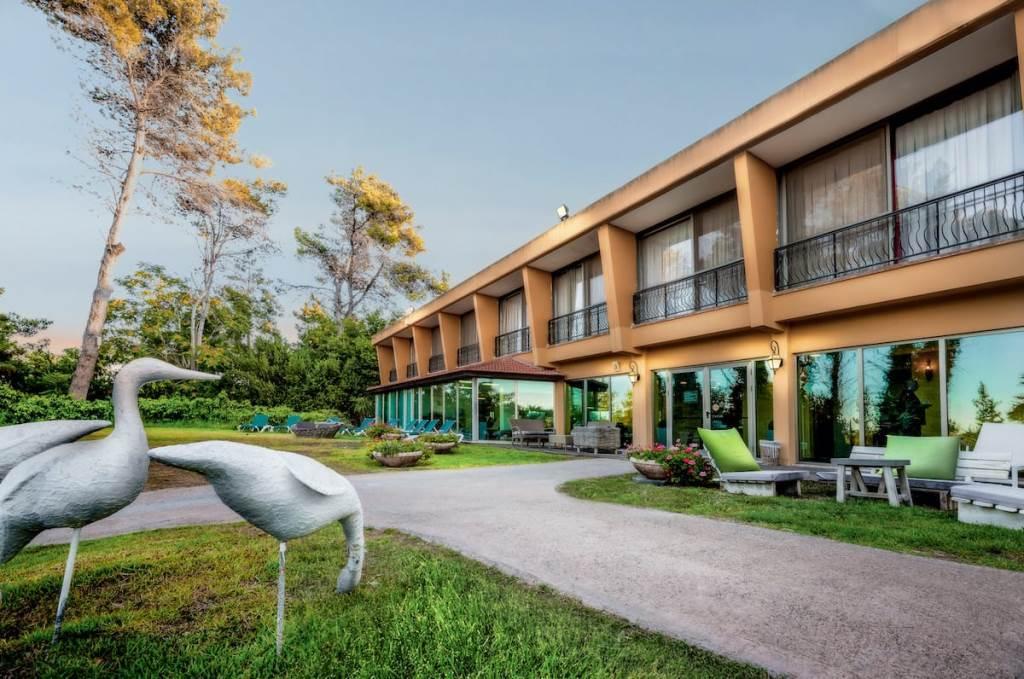 חזית המלון מהגינה - ספא אחוזת אסיינדה מעלות תרשיחא