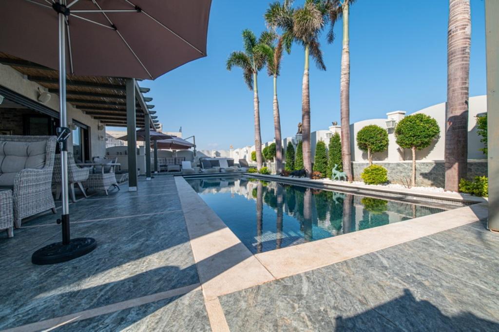   מתחם הבריכה עם פינות ישיבה - סוויטות Sul Mare