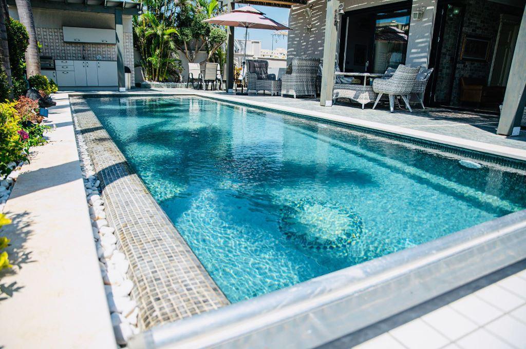   מתחם הבריכה עם פינות ישיבה - סוויטות Sul Mare