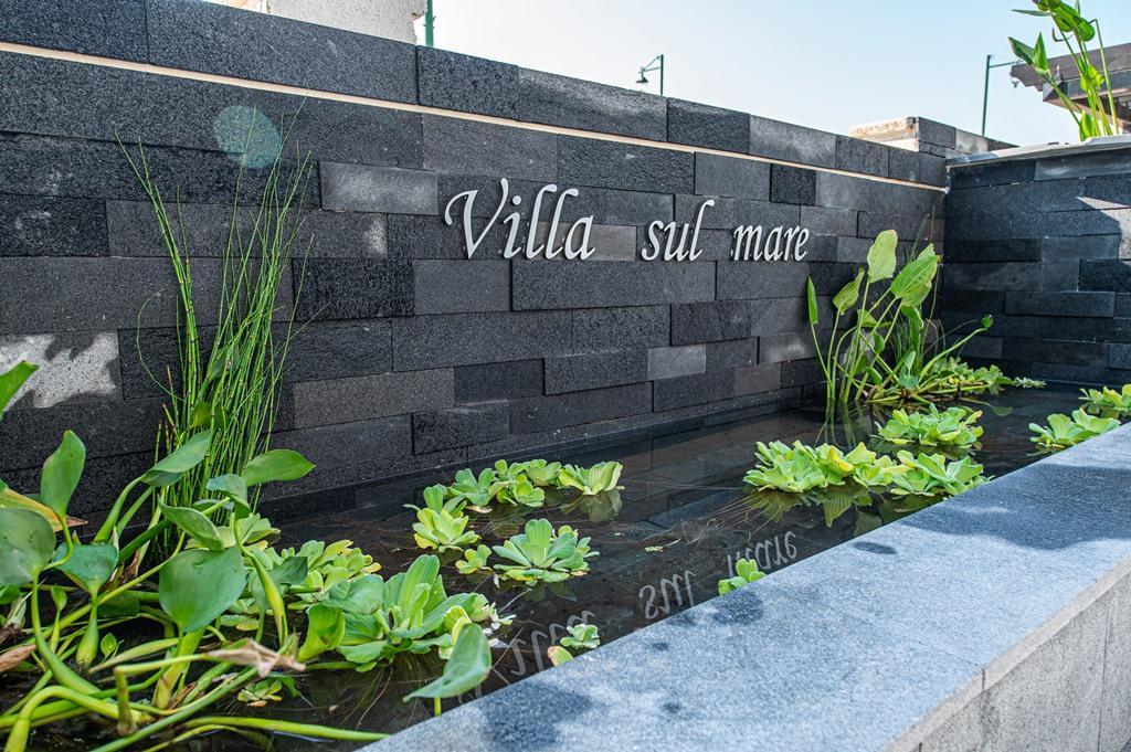   כיתוב עם שם המקום על הקיר - סוויטות Sul Mare