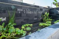   כיתוב עם שם המקום על הקיר - סוויטות Sul Mare