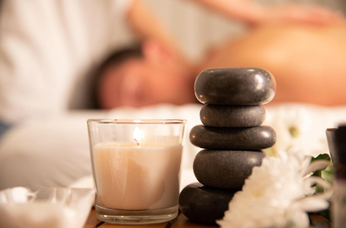 עיסוי אבנים חמות - ספא בהר מתחם פרמיום ירושלים