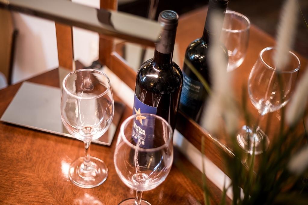   יין וגביעים ואורחים - מלון ספא סאטורי