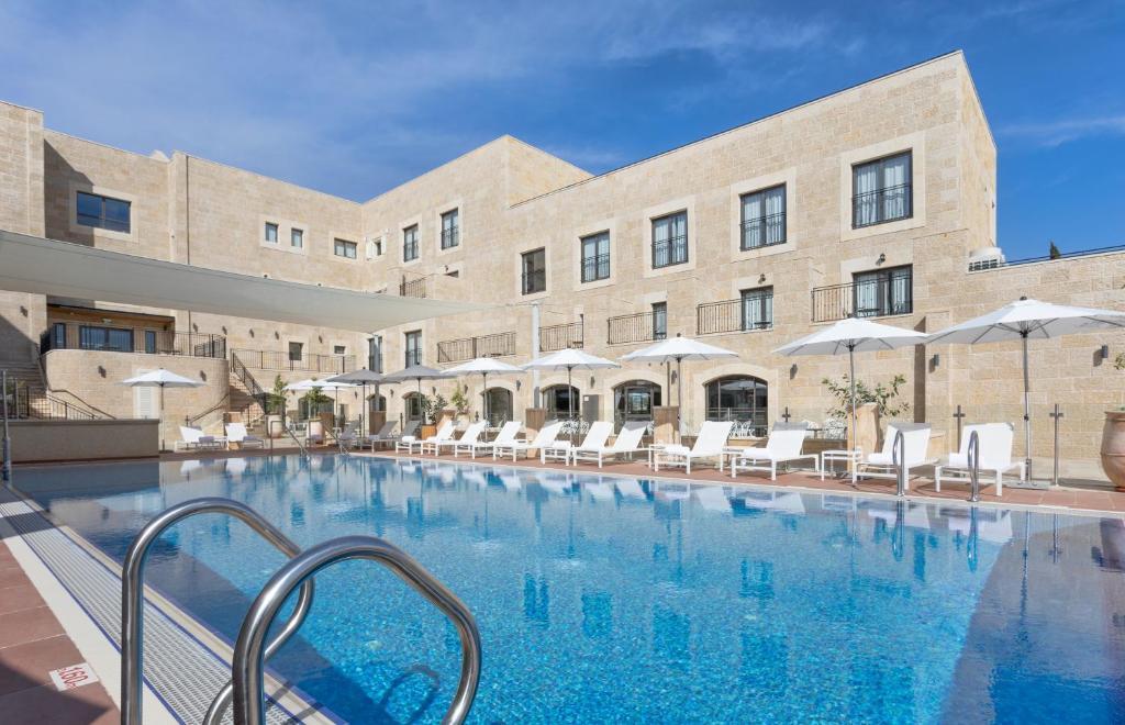 בריכה חיצונית - ספא במלון אדמונד ראש פינה