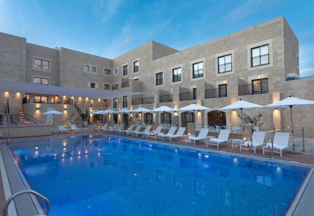 בריכה חיצונית - ספא במלון אדמונד ראש פינה