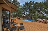 בריכה חיצונית - ספא במלון הבוטיק בית בגליל ביער בירייה