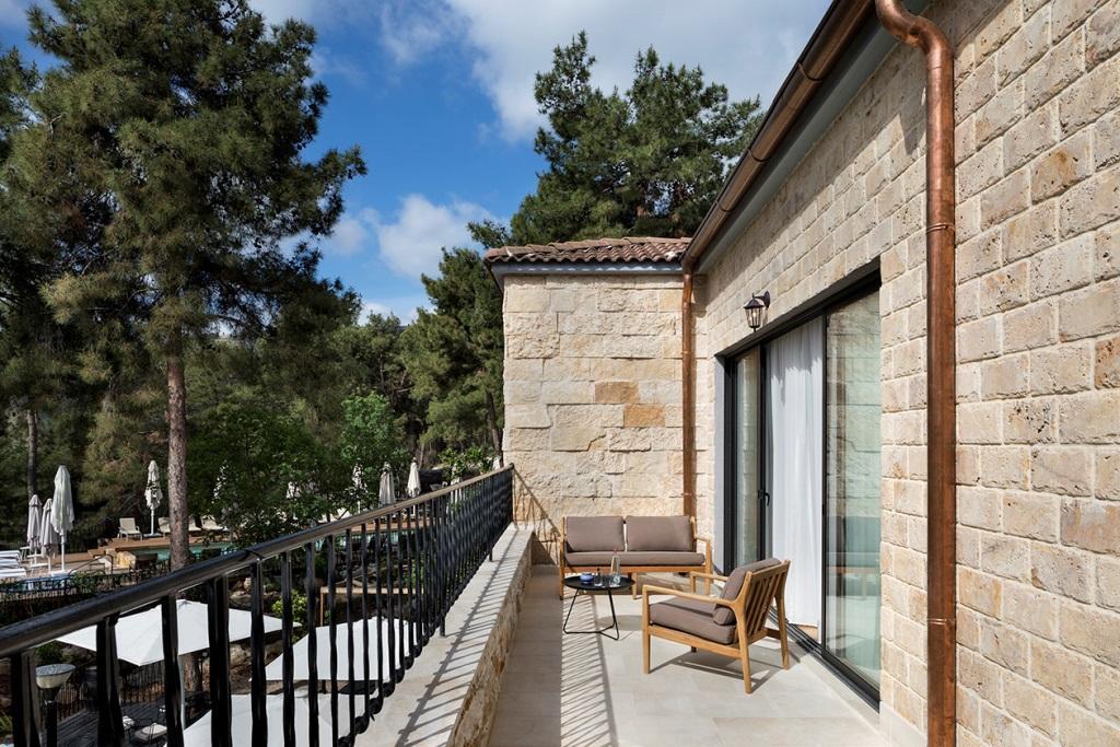 מרפסת חיצונית - ספא במלון הבוטיק בית בגליל ביער בירייה