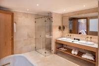  חדר רחצה בחדר המלון - ספא במלון הבוטיק בית בגליל ביער בירייה