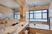 חדר רחצה בחדר המלון - ספא במלון הבוטיק בית בגליל ביער בירייה