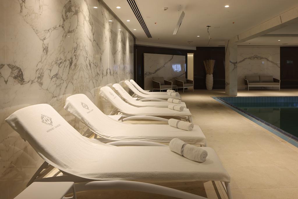 בריכה פנימית עם מיטות מנוחה - ספא במלון הוד הרברט סמואל ים המלח