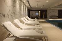 בריכה פנימית עם מיטות מנוחה - ספא במלון הוד הרברט סמואל ים המלח