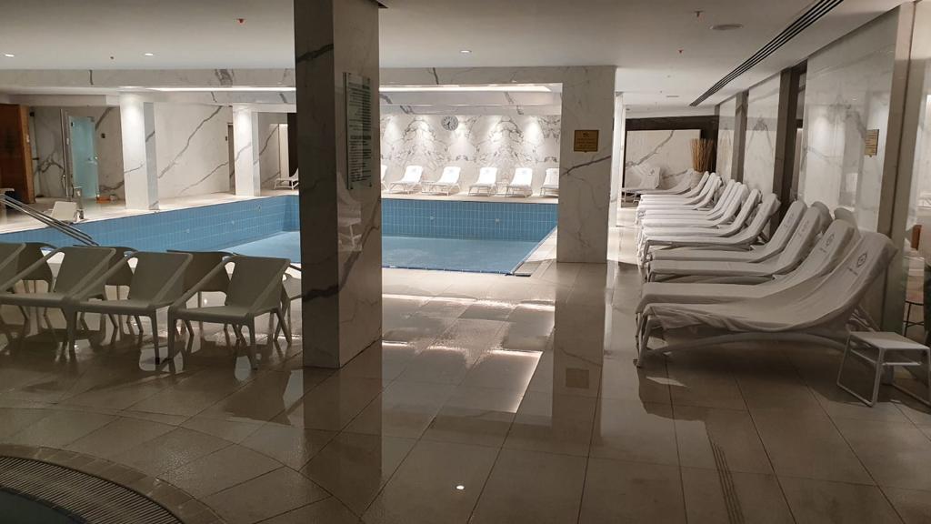 בריכה פנימית - ספא במלון הוד הרברט סמואל ים המלח