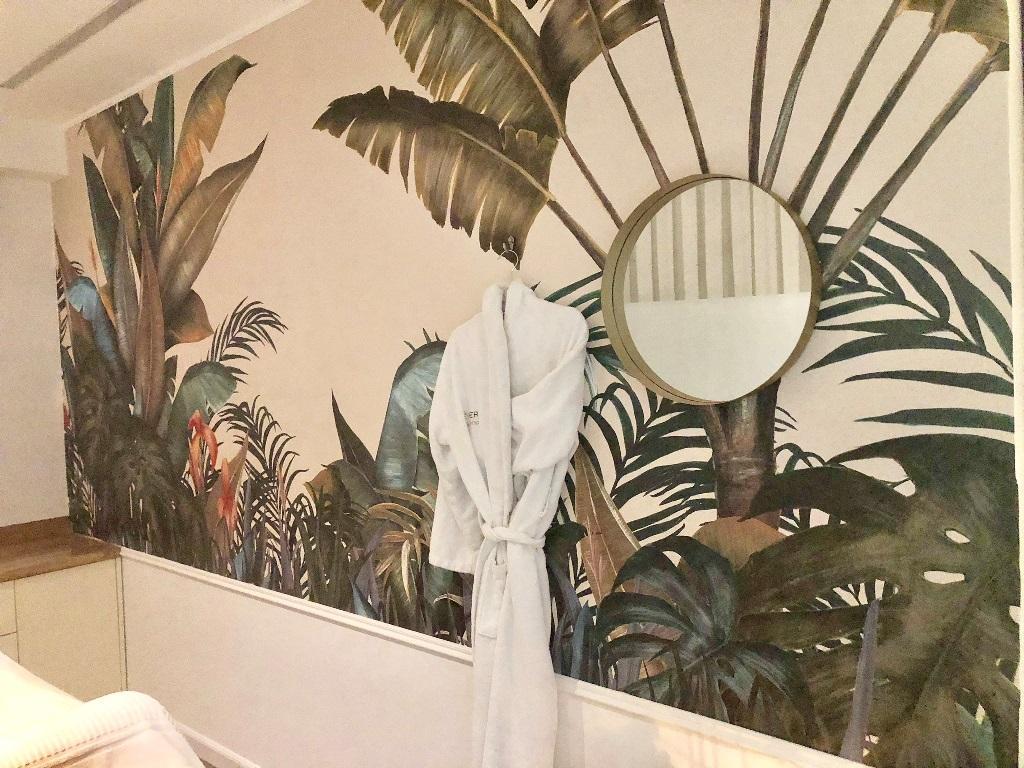   חלוק ומראה תלויים על הקיר - ספא לאוקסיטן