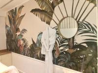   חלוק ומראה תלויים על הקיר - ספא לאוקסיטן