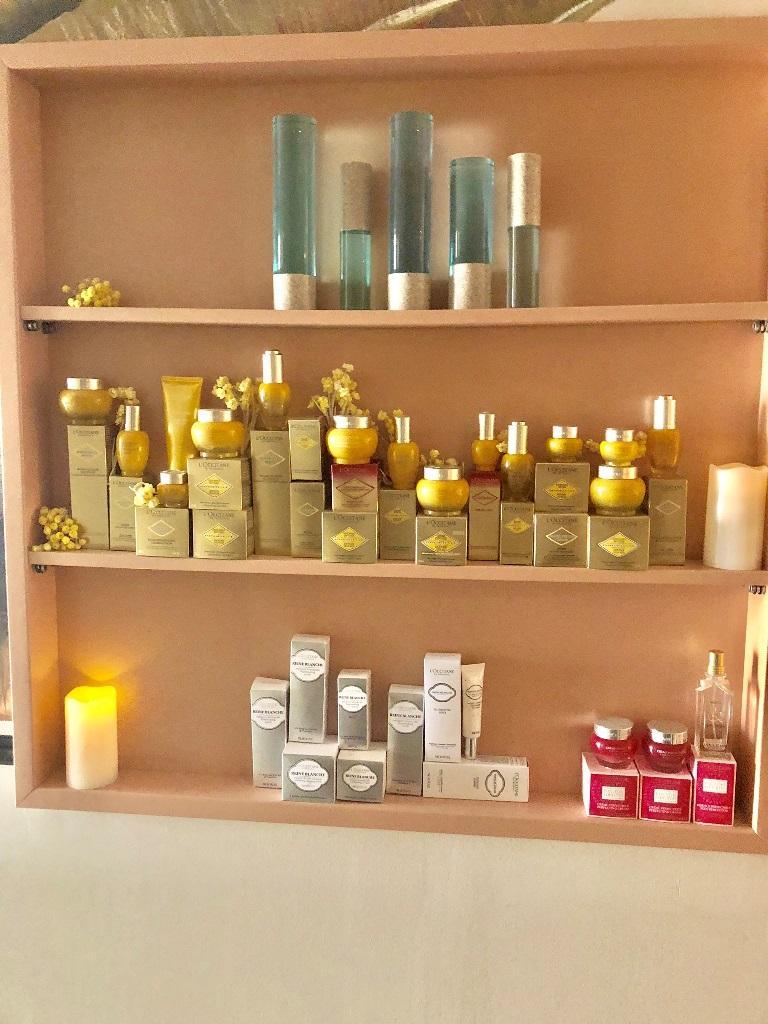   תכשירים קוסמטיים על המדפים - ספא לאוקסיטן