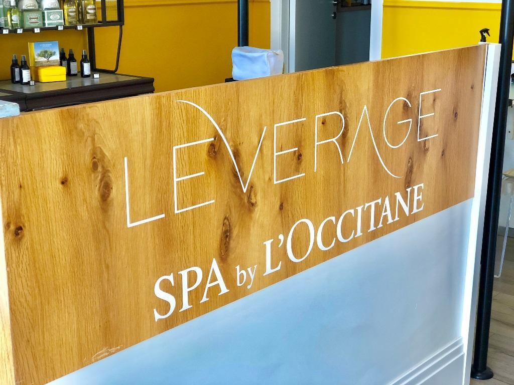  עמדת קבלה עם לוגו - ספא לאוקסיטן