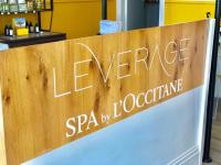  עמדת קבלה עם לוגו - ספא לאוקסיטן