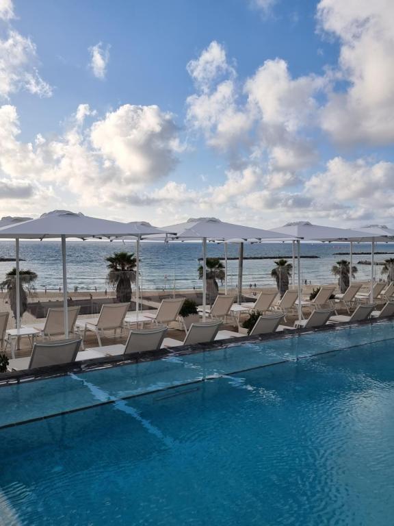  בריכת המלון אל מול נוף הים - ספא במלון דיוויד קמפינסקי תל אביב