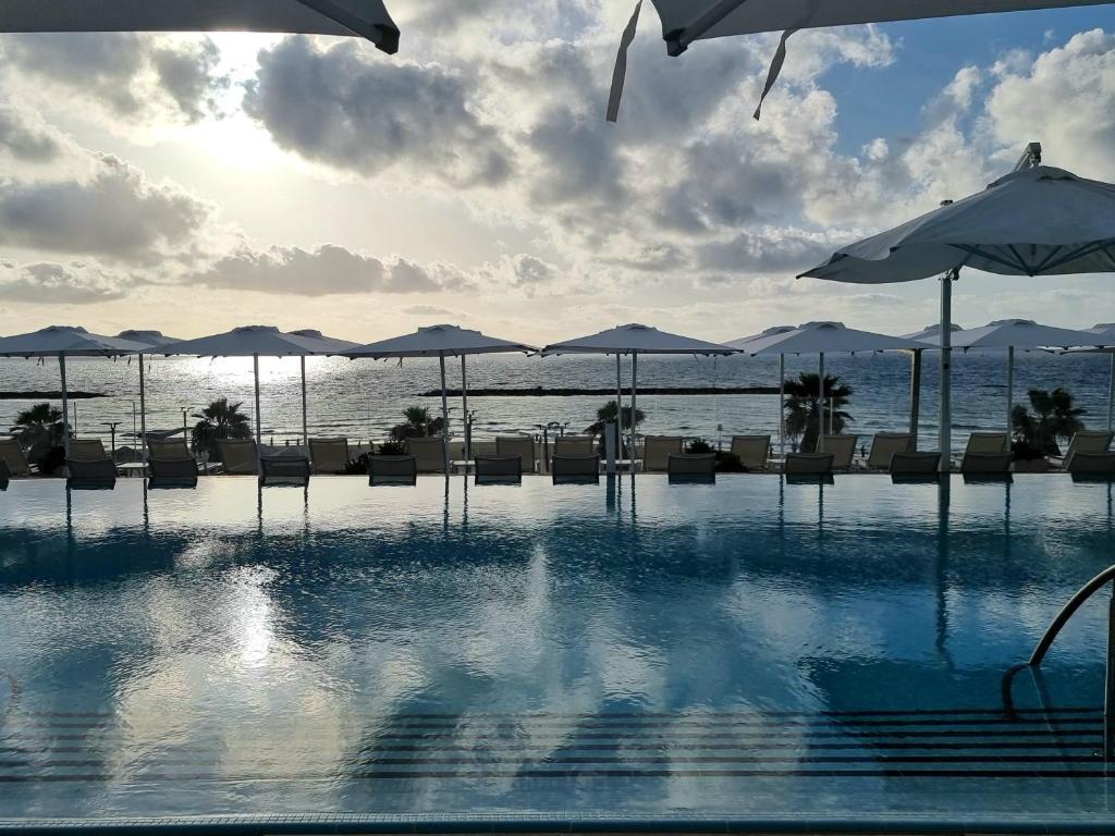  בריכת המלון אל מול נוף הים - ספא במלון דיוויד קמפינסקי תל אביב