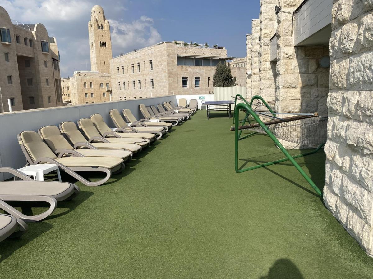 מיטות שיזוף בגג המלון - ספא תמר במלון דן פנורמה ירושלים