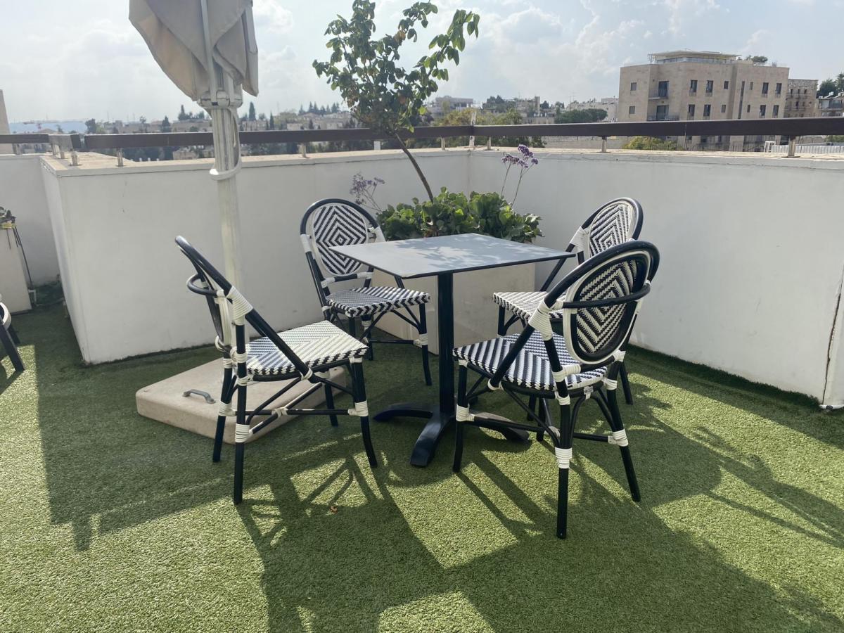 פינות ישיבה בגג המלון - ספא תמר במלון דן פנורמה ירושלים